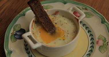 Рецепт Яиц, запеченных с ветчиной, сыром и травами