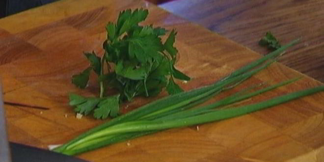 Рецепт яиц, запеченных с ветчиной, сыром и травами