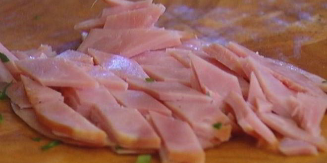 Рецепт яиц, запеченных с ветчиной, сыром и травами