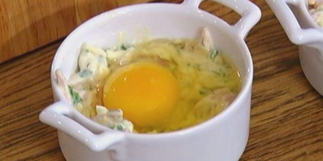 Рецепт яиц, запеченных с ветчиной, сыром и травами