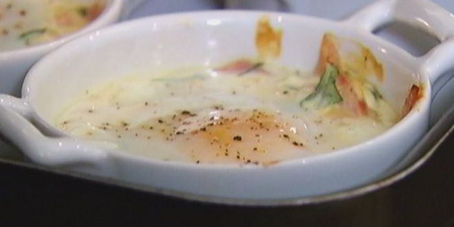 Рецепт яиц, запеченных с ветчиной, сыром и травами