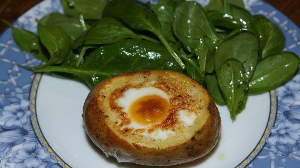 Как приготовить яиц, запеченных в картофеле, с гарниром из шпината