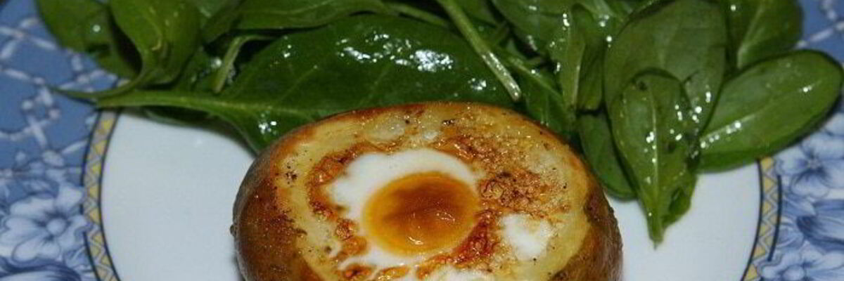 Рецепт Яиц, запеченных в картофеле, с гарниром из шпината