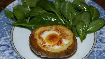 Рецепт Яиц, запеченных в картофеле, с гарниром из шпината
