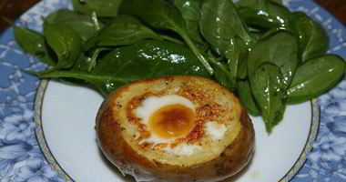 Рецепт Яиц, запеченных в картофеле, с гарниром из шпината