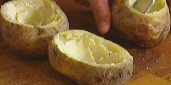 Рецепт яиц, запеченных в картофеле, с гарниром из шпината