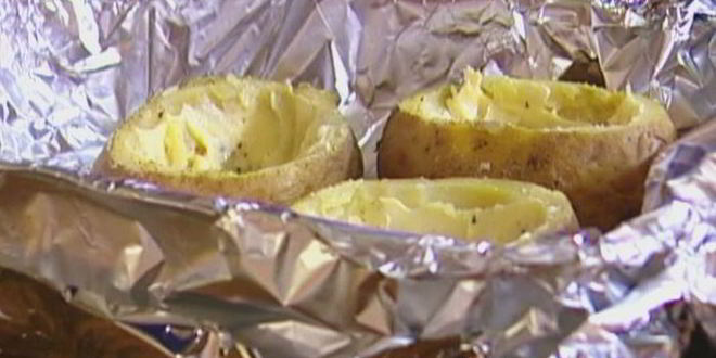 Рецепт яиц, запеченных в картофеле, с гарниром из шпината