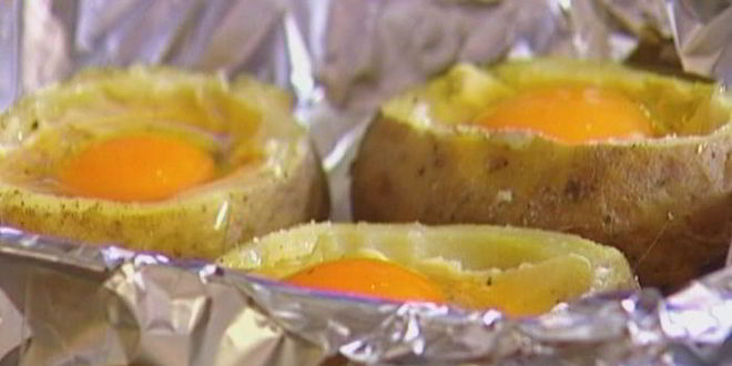 Рецепт яиц, запеченных в картофеле, с гарниром из шпината