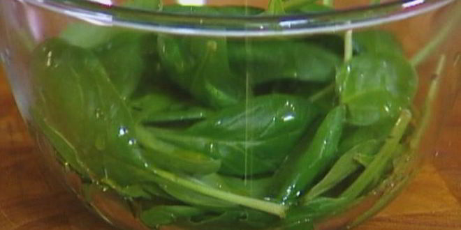 Рецепт яиц, запеченных в картофеле, с гарниром из шпината