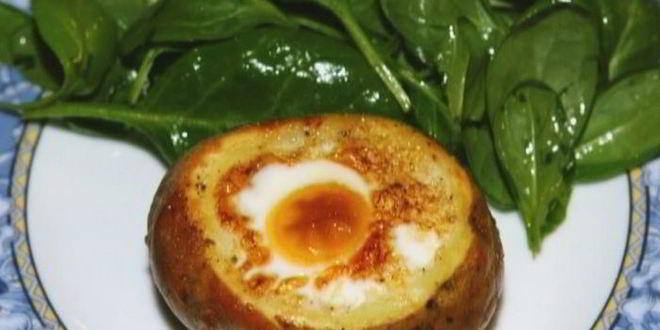 Рецепт яиц, запеченных в картофеле, с гарниром из шпината