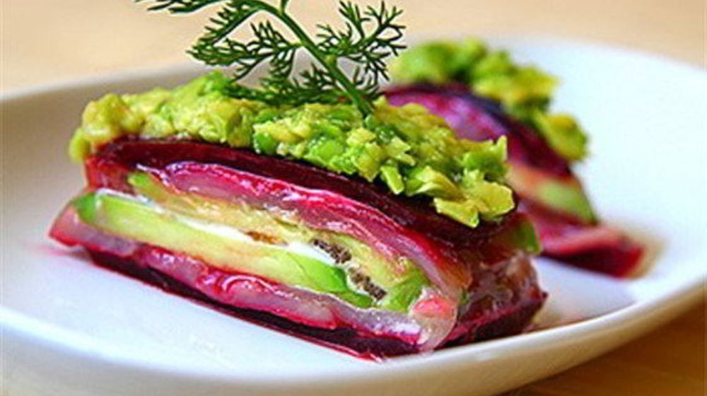 Как приготовить закуску из авокадо с сельдью и свеклой