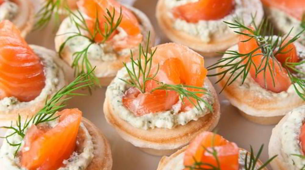Как приготовить закуску с копченым лососем