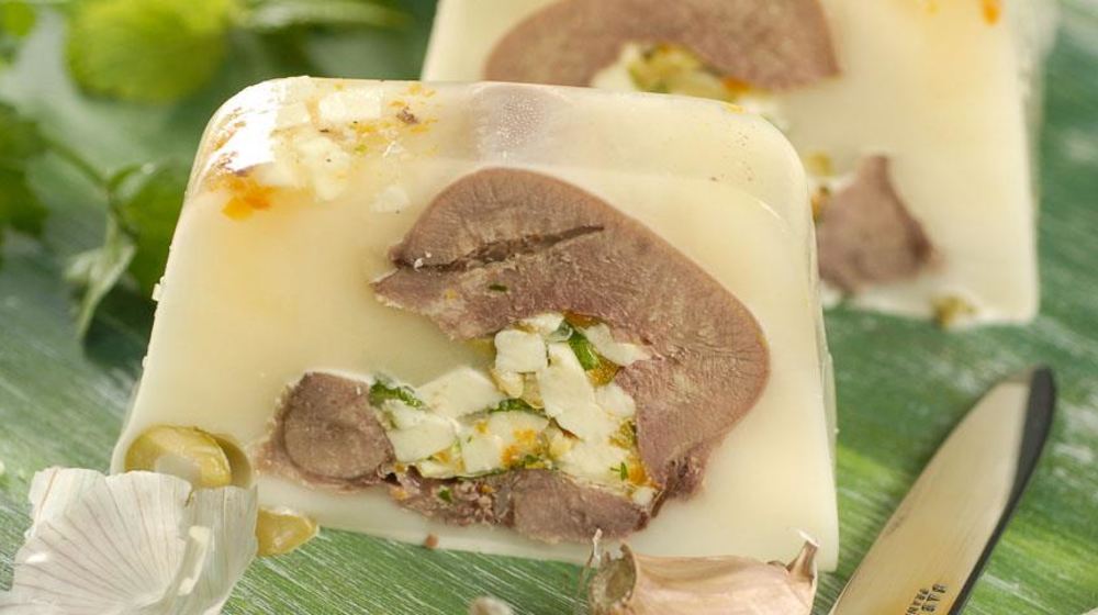 Как приготовить заливное из фаршированного языка