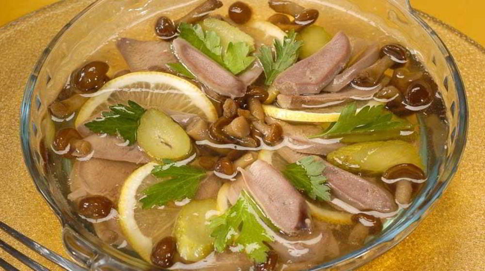 Как приготовить заливное из свиного языка с опятами