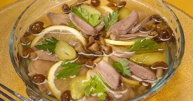 Рецепт Заливного из свиного языка с опятами