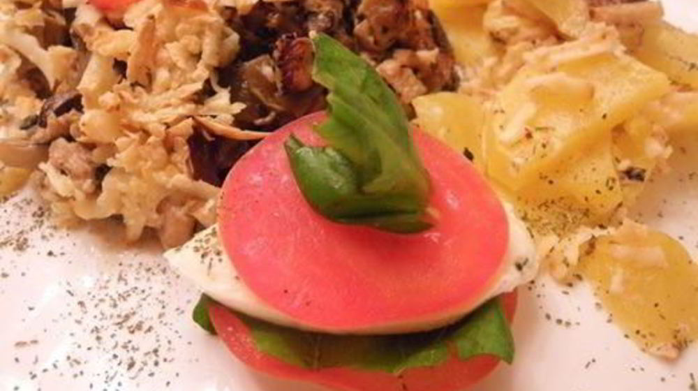 Как приготовить куриного жюльена в портобелло с запеченным картофелем и капрезе