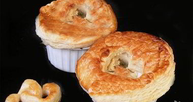 Рецепт Жюльена с крышечками из слоеного теста